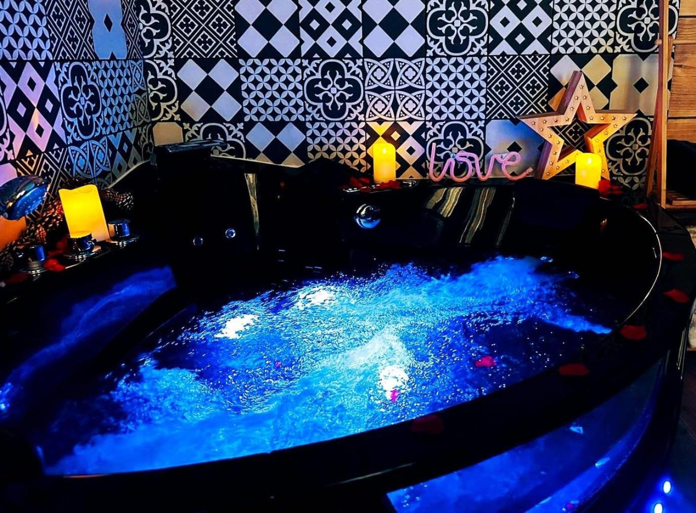 Le Romantique En Montagne, Spa, Ecran Cinema, Lit King Size, Day Use, 5min Centre * Evreux